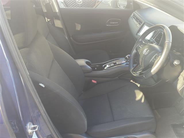 ヴェゼル ハイブリッドＸ　社外ナビ　Ｂｌｕｅｔｏｏｔｈ　バックカメラ　フルセグＴＶ　ＣＤ／ＤＶＤチェンジャー　ＥＴＣ　アイドリングストップ　パワーステアリング　パワーウィンドウ　衝突軽減システム　純正アルミホイール　純正フロア（18枚目）