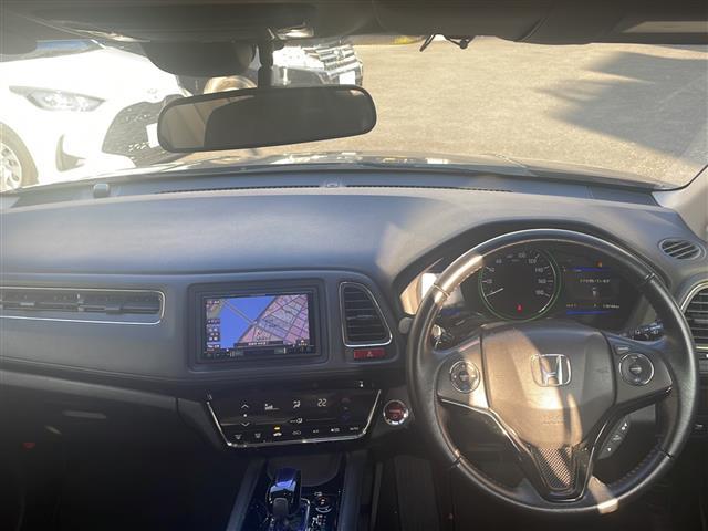 ヴェゼル ハイブリッドＸ　社外ナビ　Ｂｌｕｅｔｏｏｔｈ　バックカメラ　フルセグＴＶ　ＣＤ／ＤＶＤチェンジャー　ＥＴＣ　アイドリングストップ　パワーステアリング　パワーウィンドウ　衝突軽減システム　純正アルミホイール　純正フロア（19枚目）