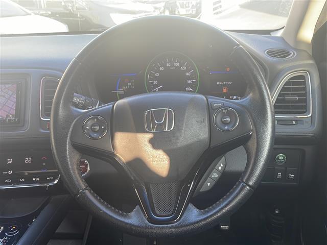 ヴェゼル ハイブリッドＸ　社外ナビ　Ｂｌｕｅｔｏｏｔｈ　バックカメラ　フルセグＴＶ　ＣＤ／ＤＶＤチェンジャー　ＥＴＣ　アイドリングストップ　パワーステアリング　パワーウィンドウ　衝突軽減システム　純正アルミホイール　純正フロア（20枚目）