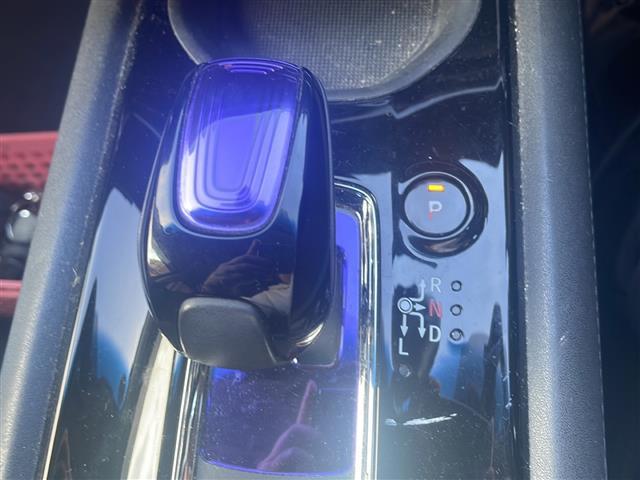 ヴェゼル ハイブリッドＸ　社外ナビ　Ｂｌｕｅｔｏｏｔｈ　バックカメラ　フルセグＴＶ　ＣＤ／ＤＶＤチェンジャー　ＥＴＣ　アイドリングストップ　パワーステアリング　パワーウィンドウ　衝突軽減システム　純正アルミホイール　純正フロア（23枚目）