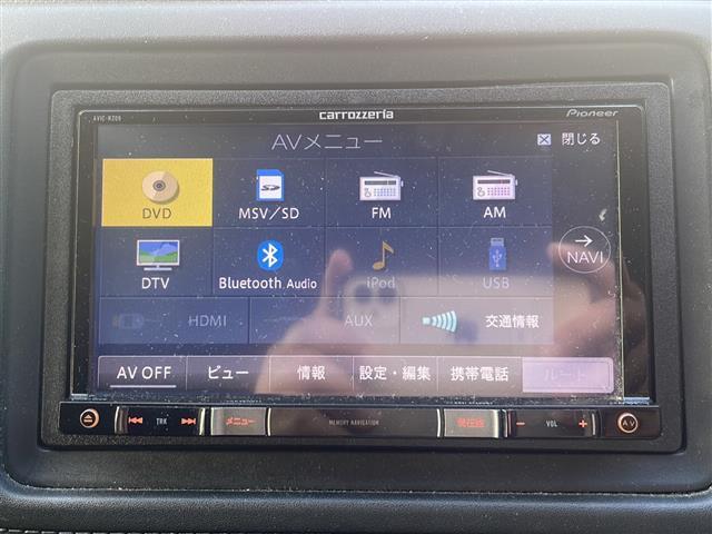 ヴェゼル ハイブリッドＸ　社外ナビ　Ｂｌｕｅｔｏｏｔｈ　バックカメラ　フルセグＴＶ　ＣＤ／ＤＶＤチェンジャー　ＥＴＣ　アイドリングストップ　パワーステアリング　パワーウィンドウ　衝突軽減システム　純正アルミホイール　純正フロア（24枚目）