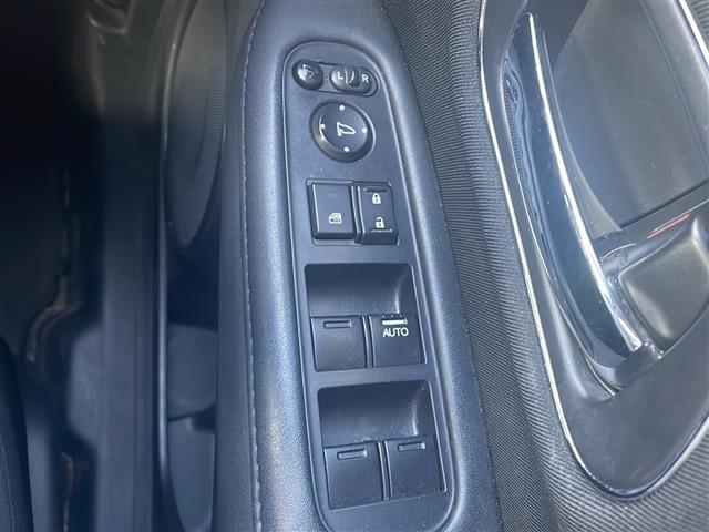 ヴェゼル ハイブリッドＸ　社外ナビ　Ｂｌｕｅｔｏｏｔｈ　バックカメラ　フルセグＴＶ　ＣＤ／ＤＶＤチェンジャー　ＥＴＣ　アイドリングストップ　パワーステアリング　パワーウィンドウ　衝突軽減システム　純正アルミホイール　純正フロア（29枚目）