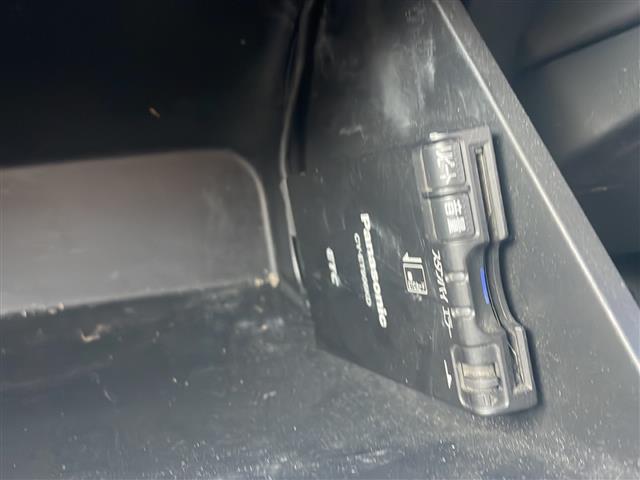 ヴェゼル ハイブリッドＸ　社外ナビ　Ｂｌｕｅｔｏｏｔｈ　バックカメラ　フルセグＴＶ　ＣＤ／ＤＶＤチェンジャー　ＥＴＣ　アイドリングストップ　パワーステアリング　パワーウィンドウ　衝突軽減システム　純正アルミホイール　純正フロア（30枚目）