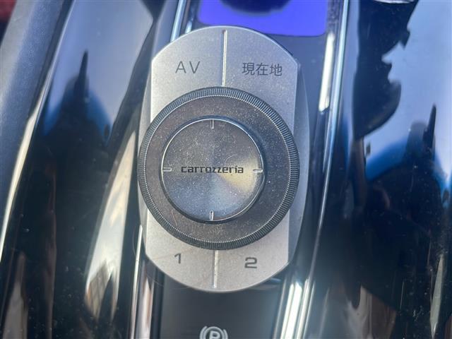 ヴェゼル ハイブリッドＸ　社外ナビ　Ｂｌｕｅｔｏｏｔｈ　バックカメラ　フルセグＴＶ　ＣＤ／ＤＶＤチェンジャー　ＥＴＣ　アイドリングストップ　パワーステアリング　パワーウィンドウ　衝突軽減システム　純正アルミホイール　純正フロア（40枚目）