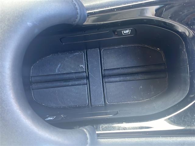 ヴェゼル ハイブリッドＸ　社外ナビ　Ｂｌｕｅｔｏｏｔｈ　バックカメラ　フルセグＴＶ　ＣＤ／ＤＶＤチェンジャー　ＥＴＣ　アイドリングストップ　パワーステアリング　パワーウィンドウ　衝突軽減システム　純正アルミホイール　純正フロア（41枚目）