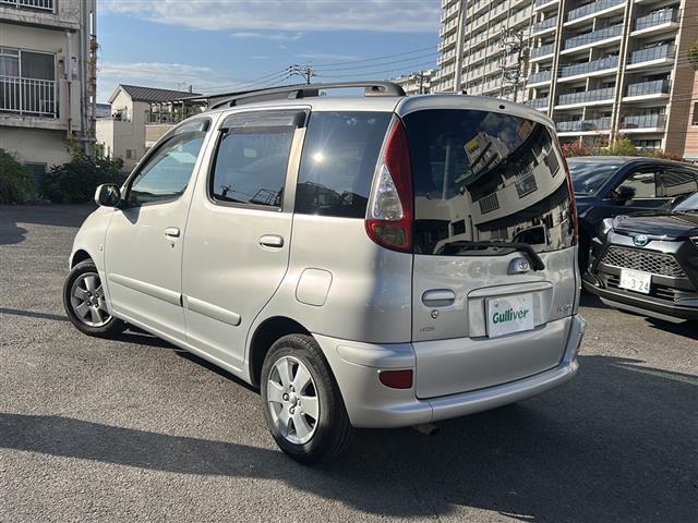 ファンカーゴ Ｇリヤリビングバージョン　社外ナビ　Ｂｌｕｅｔｏｏｔｈ　ワンセグＴＶ　ＣＤ／ＤＶＤチェンジャー　純正アルミホイール　純正フロアマット　ハロゲンライト　パワーステアリング　パワーステアリング　ルーフレール　電動格納ミラー（5枚目）