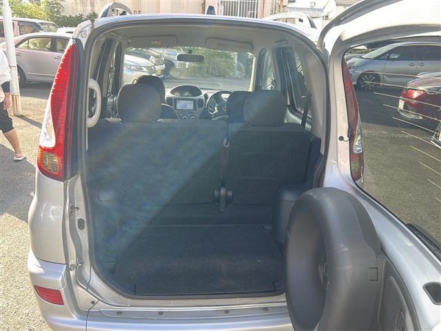 ファンカーゴ Ｇリヤリビングバージョン　社外ナビ　Ｂｌｕｅｔｏｏｔｈ　ワンセグＴＶ　ＣＤ／ＤＶＤチェンジャー　純正アルミホイール　純正フロアマット　ハロゲンライト　パワーステアリング　パワーステアリング　ルーフレール　電動格納ミラー（17枚目）