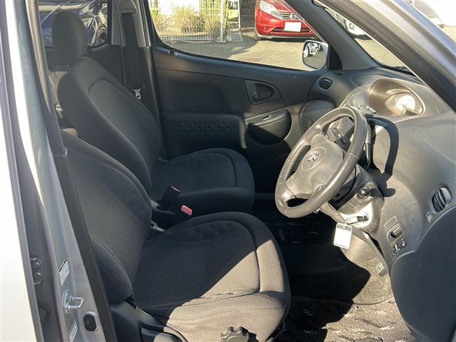 ファンカーゴ Ｇリヤリビングバージョン　社外ナビ　Ｂｌｕｅｔｏｏｔｈ　ワンセグＴＶ　ＣＤ／ＤＶＤチェンジャー　純正アルミホイール　純正フロアマット　ハロゲンライト　パワーステアリング　パワーステアリング　ルーフレール　電動格納ミラー（24枚目）