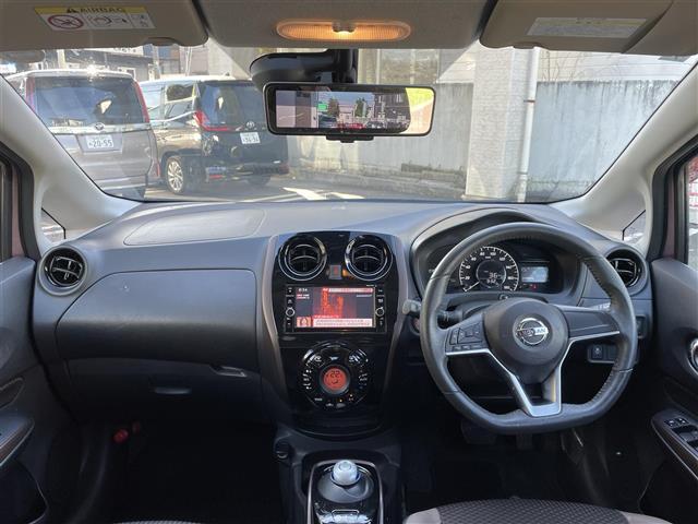 ノート ｅ－パワー　メダリスト　純正ＳＤナビ（ＦＭ／ＡＭ／ＣＤ／ＤＶＤ／Ｂｌｕｅｔｏｏｔｈ）　フルセグテレビ　ハーフレザーシート　衝突被害軽減装置　レーンキープアシスト　横滑り防止装置　全方位カメラ　デジタルインナーミラー（2枚目）