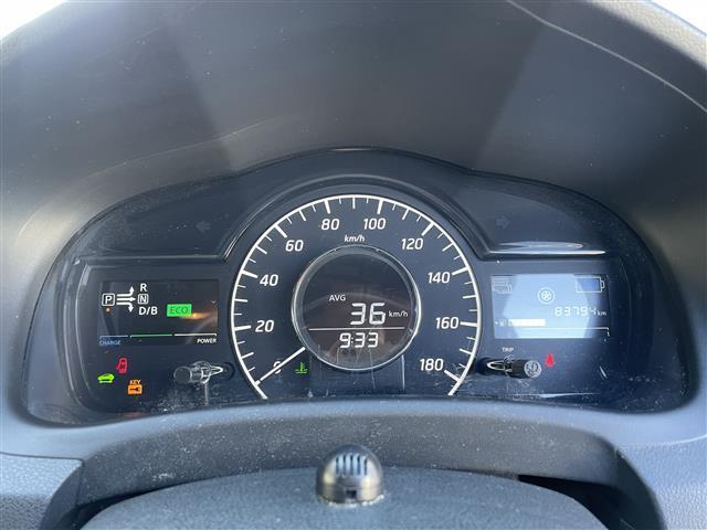 ノート ｅ－パワー　メダリスト　純正ＳＤナビ（ＦＭ／ＡＭ／ＣＤ／ＤＶＤ／Ｂｌｕｅｔｏｏｔｈ）　フルセグテレビ　ハーフレザーシート　衝突被害軽減装置　レーンキープアシスト　横滑り防止装置　全方位カメラ　デジタルインナーミラー（4枚目）