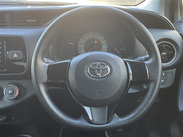 ヴィッツ １．３Ｆ　ＬＥＤエディション　純正ＳＤナビ（ＡＭ／ＦＭ／ＣＤ／Ｂｌｕｅｔｏｏｔｈ）　ワンセグテレビ　横滑り防止装置　４ＷＤオートモードスイッチ　フロントワイパーデアイサー　スマートキー　プッシュスタート　ＥＴＣ　電動格納ミラー（7枚目）