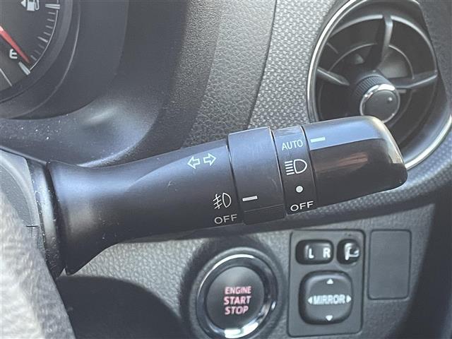 ヴィッツ １．３Ｆ　ＬＥＤエディション　純正ＳＤナビ（ＡＭ／ＦＭ／ＣＤ／Ｂｌｕｅｔｏｏｔｈ）　ワンセグテレビ　横滑り防止装置　４ＷＤオートモードスイッチ　フロントワイパーデアイサー　スマートキー　プッシュスタート　ＥＴＣ　電動格納ミラー（9枚目）