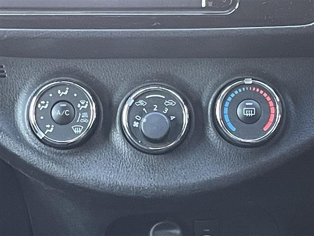 ヴィッツ １．３Ｆ　ＬＥＤエディション　純正ＳＤナビ（ＡＭ／ＦＭ／ＣＤ／Ｂｌｕｅｔｏｏｔｈ）　ワンセグテレビ　横滑り防止装置　４ＷＤオートモードスイッチ　フロントワイパーデアイサー　スマートキー　プッシュスタート　ＥＴＣ　電動格納ミラー（14枚目）