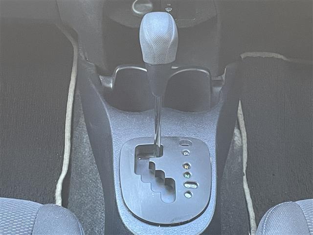 ヴィッツ １．３Ｆ　ＬＥＤエディション　純正ＳＤナビ（ＡＭ／ＦＭ／ＣＤ／Ｂｌｕｅｔｏｏｔｈ）　ワンセグテレビ　横滑り防止装置　４ＷＤオートモードスイッチ　フロントワイパーデアイサー　スマートキー　プッシュスタート　ＥＴＣ　電動格納ミラー（15枚目）
