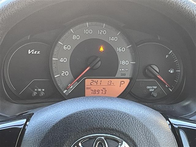 ヴィッツ １．３Ｆ　ＬＥＤエディション　純正ＳＤナビ（ＡＭ／ＦＭ／ＣＤ／Ｂｌｕｅｔｏｏｔｈ）　ワンセグテレビ　横滑り防止装置　４ＷＤオートモードスイッチ　フロントワイパーデアイサー　スマートキー　プッシュスタート　ＥＴＣ　電動格納ミラー（16枚目）