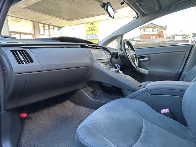 プリウス Ｇ　・純正ＳＤナビ　・ワンセグＴＶ　・ＣＤ／ＤＶＤ／ＡＭ／ＦＭ　・バックカメラ　・クルーズコントロール　・ＨＩＤヘッドライト　・オートライト　・フロントフォグライト　・ウィンカーミラー　・電動格納ミラー（15枚目）