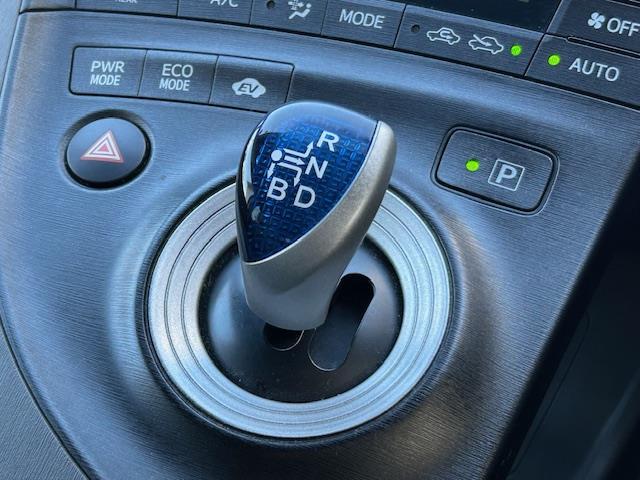 プリウス Ｇ　・純正ＳＤナビ　・ワンセグＴＶ　・ＣＤ／ＤＶＤ／ＡＭ／ＦＭ　・バックカメラ　・クルーズコントロール　・ＨＩＤヘッドライト　・オートライト　・フロントフォグライト　・ウィンカーミラー　・電動格納ミラー（30枚目）