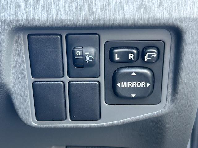 プリウス Ｇ　・純正ＳＤナビ　・ワンセグＴＶ　・ＣＤ／ＤＶＤ／ＡＭ／ＦＭ　・バックカメラ　・クルーズコントロール　・ＨＩＤヘッドライト　・オートライト　・フロントフォグライト　・ウィンカーミラー　・電動格納ミラー（31枚目）