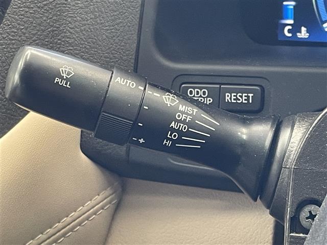 クラウンハイブリッド Ｌパッケージ　純正メモリーナビ（ＡＭ／ＦＭ／ＣＤ／ＤＶＤ）　フルセグテレビ　クルーズコントロール　横滑り防止装置　前席パワーシート　スマートキー　プッシュスタート　ＥＴＣ（12枚目）