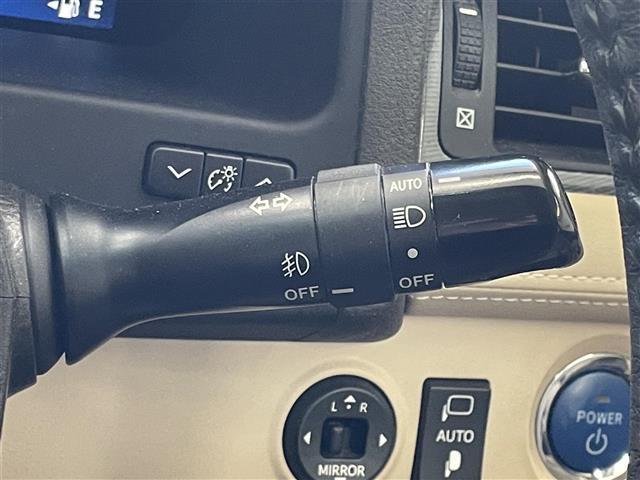 クラウンハイブリッド Ｌパッケージ　純正メモリーナビ（ＡＭ／ＦＭ／ＣＤ／ＤＶＤ）　フルセグテレビ　クルーズコントロール　横滑り防止装置　前席パワーシート　スマートキー　プッシュスタート　ＥＴＣ（13枚目）