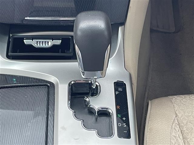 クラウンハイブリッド Ｌパッケージ　純正メモリーナビ（ＡＭ／ＦＭ／ＣＤ／ＤＶＤ）　フルセグテレビ　クルーズコントロール　横滑り防止装置　前席パワーシート　スマートキー　プッシュスタート　ＥＴＣ（18枚目）