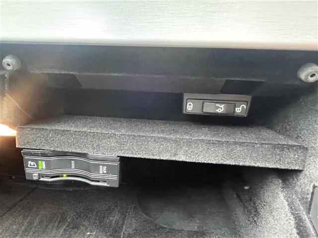 Ｃクラス Ｃ１８０アバンギャルド　Ｃクラス　Ｃ１８０　レーダーセーフティ　純正ナビ　フルセグテレビ　ブラインドスポットモニター　パワーシート　パワーバックドア　前後ドラレコ　レーダークルーズコントロール（15枚目）