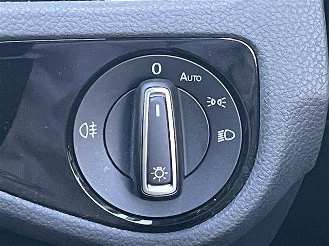 ゴルフR ベースグレード 禁煙/純正ナビ(AUX/BT/TV/CD/DVD)/黒本革シート/前席シートヒーター/衝突軽減システム/BSM/ステアリングスイッチ/レーダークルーズコントロールバックカメラ/電気付バニティミラー(30枚目)