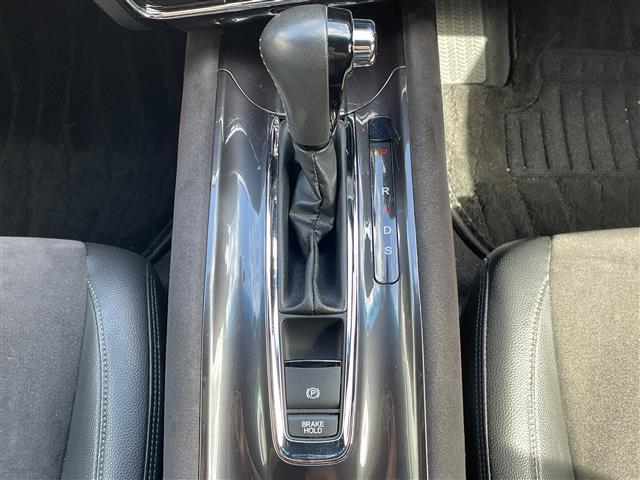ヴェゼル ＲＳ・ホンダセンシング　・純正ディーラーナビ（Ｇａｔｈｅｒｓ：ＶＸＭ－１９４ＶＦｉ）・Ｂｌｕｅｔｏｏｔｈ対応・フルセグＴＶ・ＦＭ／ＡＭ・ＣＤ／ＤＶＤ・レーダークルーズコントロール・バックカメラ（3枚目）