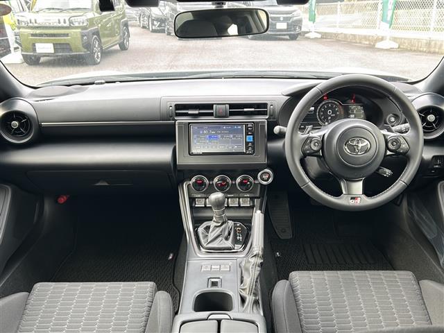 GR86 SZ /禁煙車/ワンオーナー/純正ナビ/フルセグTV/バックカメラ/純正17アルミ/プッシュスタート/ETC/アイサイト/プリクラッシュブレーキ/誤発進抑制制御機能/車線逸脱警報/追従クルコン/LEDライト(2枚目)