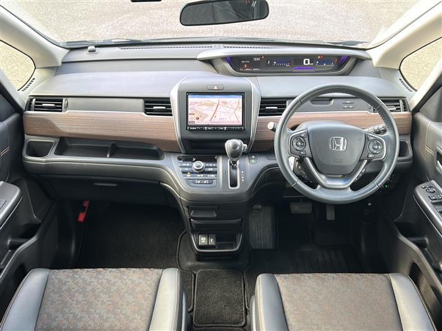 フリード クロスター・ホンダセンシング　禁煙車／社外８インチナビ／フルセグＴＶ／Ｂｌｕｅｔｏｏｔｈ／バックカメラ／フリップダウンモニター／ドライブレコーダー／ＣＭＢＳ／ＬＫＡＳ／アダプティブクルーズコントロール／シートヒーター（2枚目）