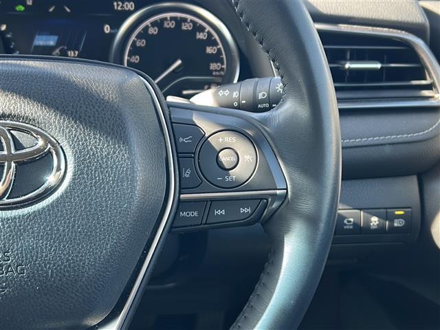 カムリ ＷＳレザーパッケージ　禁煙車／ワンオーナー／９インチディスプレイ／フルセグＴＶ／Ｂｌｕｅｔｏｏｔｈ／バックカメラ・パノラミックビューモニター／前後ドラレコ／ＴＳＳ／ＰＣＳ／ＬＴＡ／ＢＳＭ／本革／シートヒーター（12枚目）