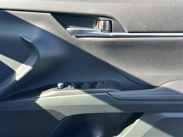 カムリ ＷＳレザーパッケージ　禁煙車／ワンオーナー／９インチディスプレイ／フルセグＴＶ／Ｂｌｕｅｔｏｏｔｈ／バックカメラ・パノラミックビューモニター／前後ドラレコ／ＴＳＳ／ＰＣＳ／ＬＴＡ／ＢＳＭ／本革／シートヒーター（21枚目）
