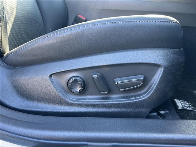 カムリ ＷＳレザーパッケージ　禁煙車／ワンオーナー／９インチディスプレイ／フルセグＴＶ／Ｂｌｕｅｔｏｏｔｈ／バックカメラ・パノラミックビューモニター／前後ドラレコ／ＴＳＳ／ＰＣＳ／ＬＴＡ／ＢＳＭ／本革／シートヒーター（26枚目）