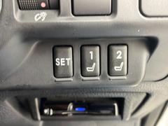 【ポジションメモリー（パワーシート）】それぞれのスイッチを押すと、あらかじめ設定したドライビングポジションに自動で調整してくれます。シートポジションがしっかり決まると、毎日の運転が楽になりますね！ 7
