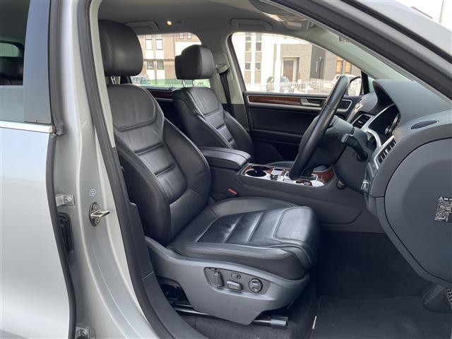 トゥアレグ Ｖ６　ブルーモーションテクノロジー　黒革シート・純正ＨＤＤナビ・ＡＭ・ＦＭ・Ｂｌｕｅｔｏｏｔｈ・ワンセグＴＶ・全方位カメラ・ＥＴＣ・クルーズコントロール・ステアリングスイッチ・オートライト・パワーシート・シートヒーター・禁煙車（18枚目）