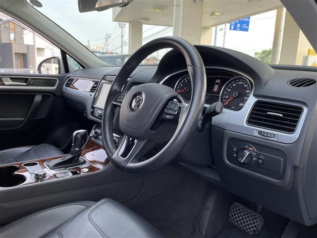 トゥアレグ Ｖ６　ブルーモーションテクノロジー　黒革シート・純正ＨＤＤナビ・ＡＭ・ＦＭ・Ｂｌｕｅｔｏｏｔｈ・ワンセグＴＶ・全方位カメラ・ＥＴＣ・クルーズコントロール・ステアリングスイッチ・オートライト・パワーシート・シートヒーター・禁煙車（20枚目）