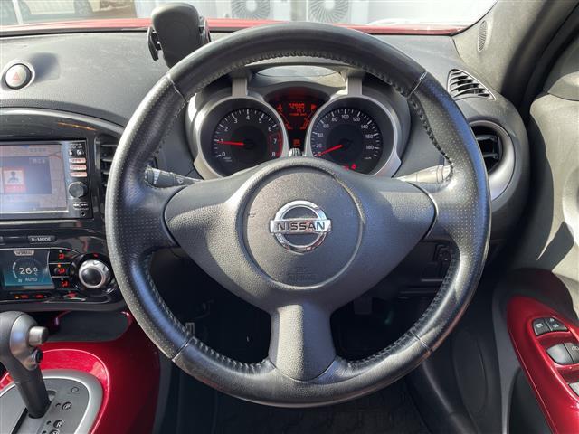 ジューク １５ＲＳ　タイプＶ　禁煙車　純正７インチナビ　フルセグ　Ｂｌｕｅｔｏｏｔｈ　ＤＶＤ再生　前方ドラレコ　バックカメラ　ＥＴＣ　ＡＵＴＯライト　革巻きステアリング　プッシュスタート／スマートキー　純正スチールホイール積込（3枚目）