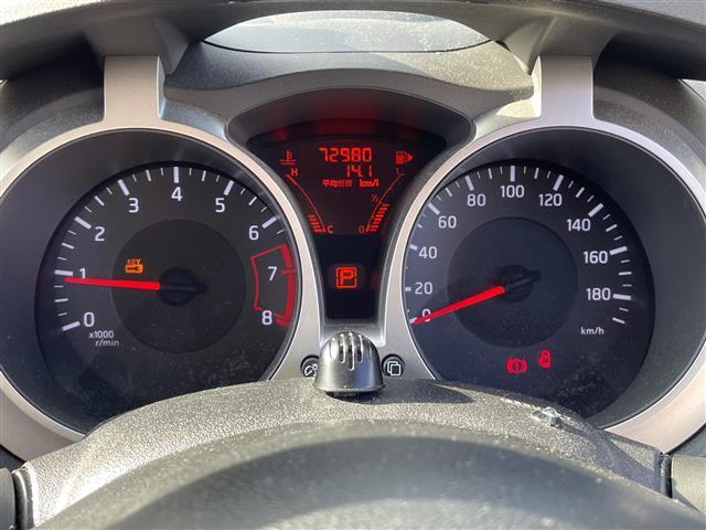 ジューク １５ＲＳ　タイプＶ　禁煙車　純正７インチナビ　フルセグ　Ｂｌｕｅｔｏｏｔｈ　ＤＶＤ再生　前方ドラレコ　バックカメラ　ＥＴＣ　ＡＵＴＯライト　革巻きステアリング　プッシュスタート／スマートキー　純正スチールホイール積込（4枚目）