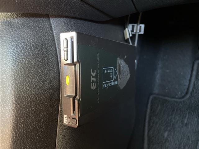 ジューク １５ＲＳ　タイプＶ　禁煙車　純正７インチナビ　フルセグ　Ｂｌｕｅｔｏｏｔｈ　ＤＶＤ再生　前方ドラレコ　バックカメラ　ＥＴＣ　ＡＵＴＯライト　革巻きステアリング　プッシュスタート／スマートキー　純正スチールホイール積込（10枚目）