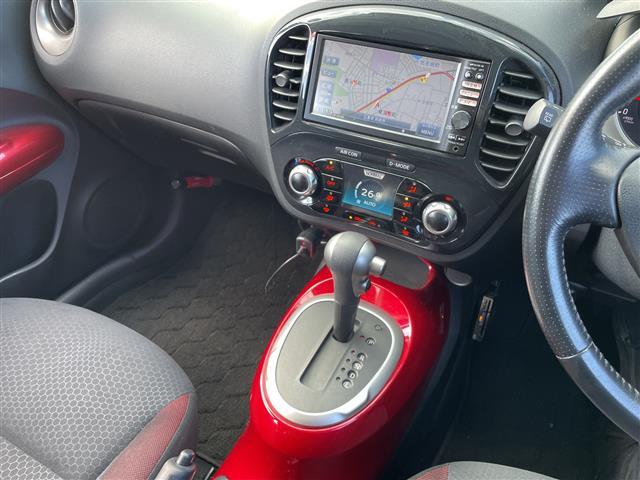 ジューク １５ＲＳ　タイプＶ　禁煙車　純正７インチナビ　フルセグ　Ｂｌｕｅｔｏｏｔｈ　ＤＶＤ再生　前方ドラレコ　バックカメラ　ＥＴＣ　ＡＵＴＯライト　革巻きステアリング　プッシュスタート／スマートキー　純正スチールホイール積込（12枚目）