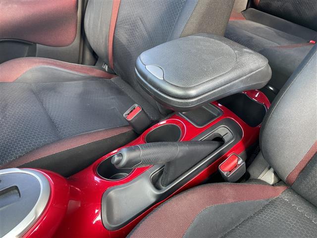 ジューク １５ＲＳ　タイプＶ　禁煙車　純正７インチナビ　フルセグ　Ｂｌｕｅｔｏｏｔｈ　ＤＶＤ再生　前方ドラレコ　バックカメラ　ＥＴＣ　ＡＵＴＯライト　革巻きステアリング　プッシュスタート／スマートキー　純正スチールホイール積込（14枚目）