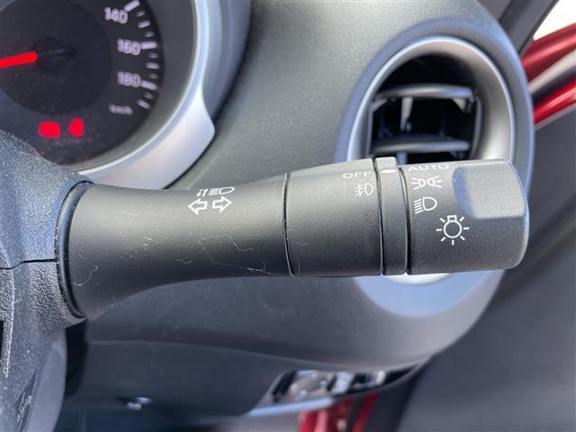 ジューク １５ＲＳ　タイプＶ　禁煙車　純正７インチナビ　フルセグ　Ｂｌｕｅｔｏｏｔｈ　ＤＶＤ再生　前方ドラレコ　バックカメラ　ＥＴＣ　ＡＵＴＯライト　革巻きステアリング　プッシュスタート／スマートキー　純正スチールホイール積込（17枚目）