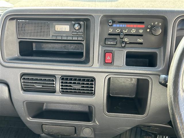 サンバートラック ＴＢ　ワンオーナー　禁煙車　ＭＴ車　４ＷＤ　純正オーディオ　エアコン　パワーステアリング　純正フロアマット　ヘッドライトレベライザー　取扱説明書　保証書（3枚目）