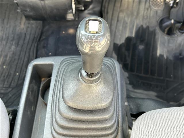 サンバートラック ＴＢ　ワンオーナー　禁煙車　ＭＴ車　４ＷＤ　純正オーディオ　エアコン　パワーステアリング　純正フロアマット　ヘッドライトレベライザー　取扱説明書　保証書（4枚目）