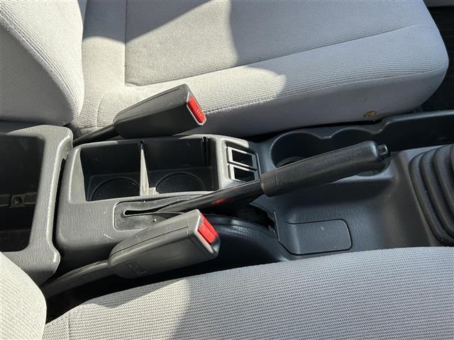 サンバートラック ＴＢ　ワンオーナー　禁煙車　ＭＴ車　４ＷＤ　純正オーディオ　エアコン　パワーステアリング　純正フロアマット　ヘッドライトレベライザー　取扱説明書　保証書（5枚目）