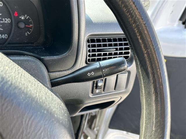 サンバートラック ＴＢ　ワンオーナー　禁煙車　ＭＴ車　４ＷＤ　純正オーディオ　エアコン　パワーステアリング　純正フロアマット　ヘッドライトレベライザー　取扱説明書　保証書（8枚目）