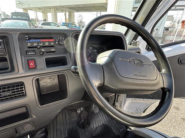 サンバートラック ＴＢ　ワンオーナー　禁煙車　ＭＴ車　４ＷＤ　純正オーディオ　エアコン　パワーステアリング　純正フロアマット　ヘッドライトレベライザー　取扱説明書　保証書（9枚目）