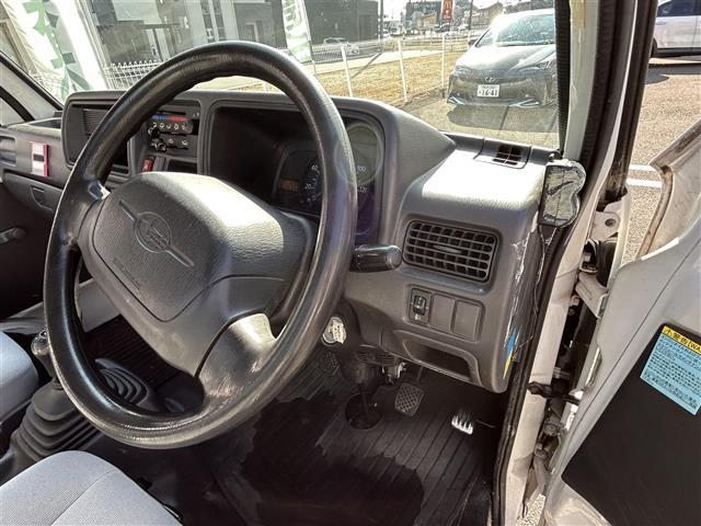 サンバートラック ＴＢ　ワンオーナー　禁煙車　ＭＴ車　４ＷＤ　純正オーディオ　エアコン　パワーステアリング　純正フロアマット　ヘッドライトレベライザー　取扱説明書　保証書（10枚目）