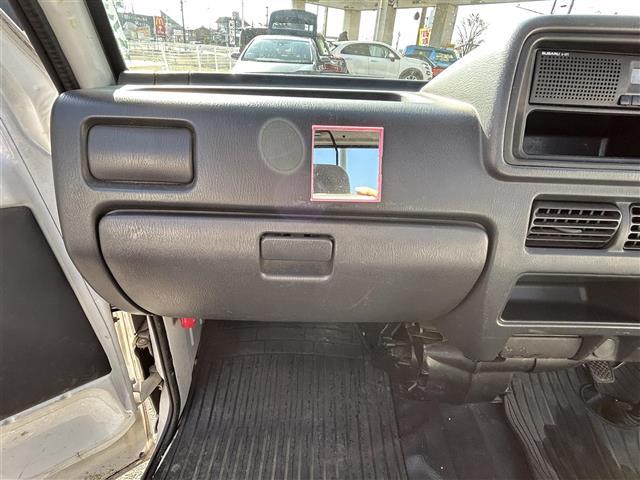 サンバートラック ＴＢ　ワンオーナー　禁煙車　ＭＴ車　４ＷＤ　純正オーディオ　エアコン　パワーステアリング　純正フロアマット　ヘッドライトレベライザー　取扱説明書　保証書（11枚目）