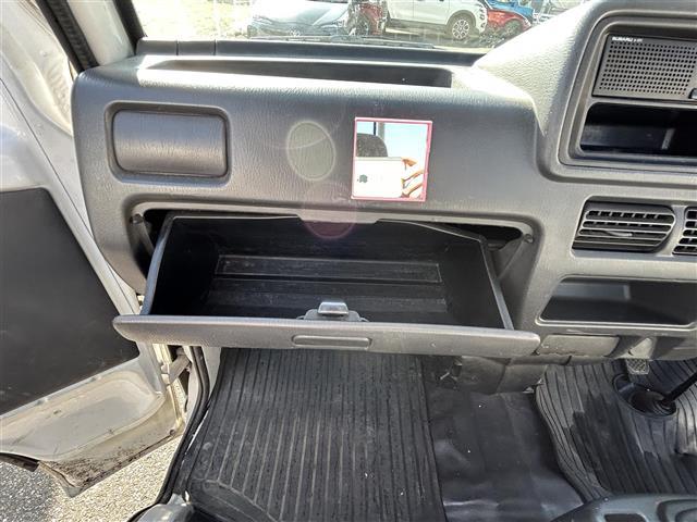 サンバートラック ＴＢ　ワンオーナー　禁煙車　ＭＴ車　４ＷＤ　純正オーディオ　エアコン　パワーステアリング　純正フロアマット　ヘッドライトレベライザー　取扱説明書　保証書（12枚目）